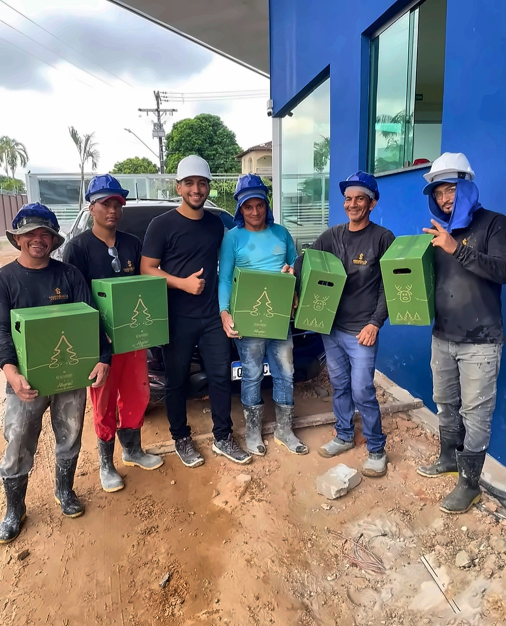 Equipe da Enobras reunida em frente a uma obra